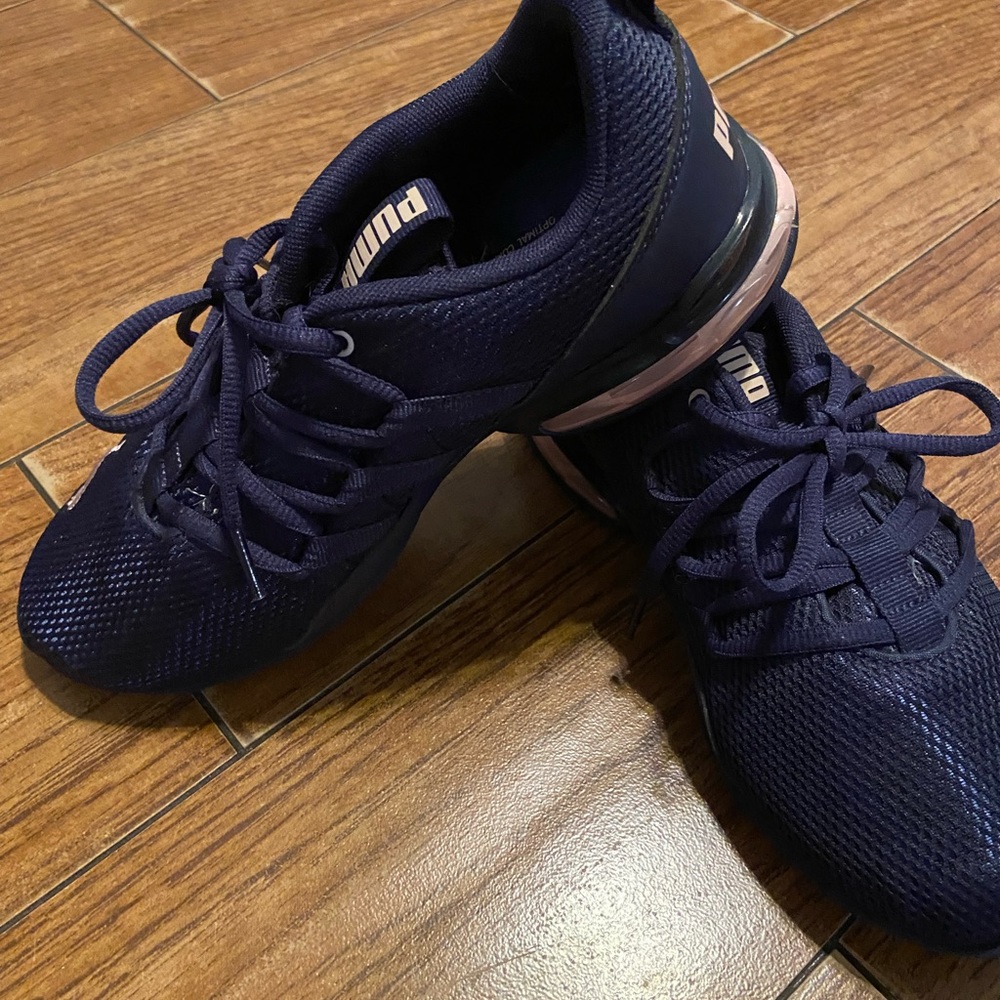 NWOB womens PUMAS